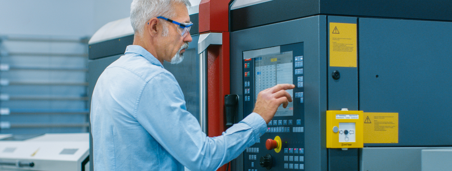 Hombre monitoreando el aumento de carga en baja tensión